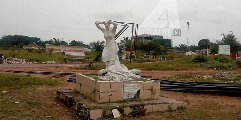 Statue de la femme pleureuse de Kenge érigée en mémoire des victimes du massacre de mai 1997 dans la ville 