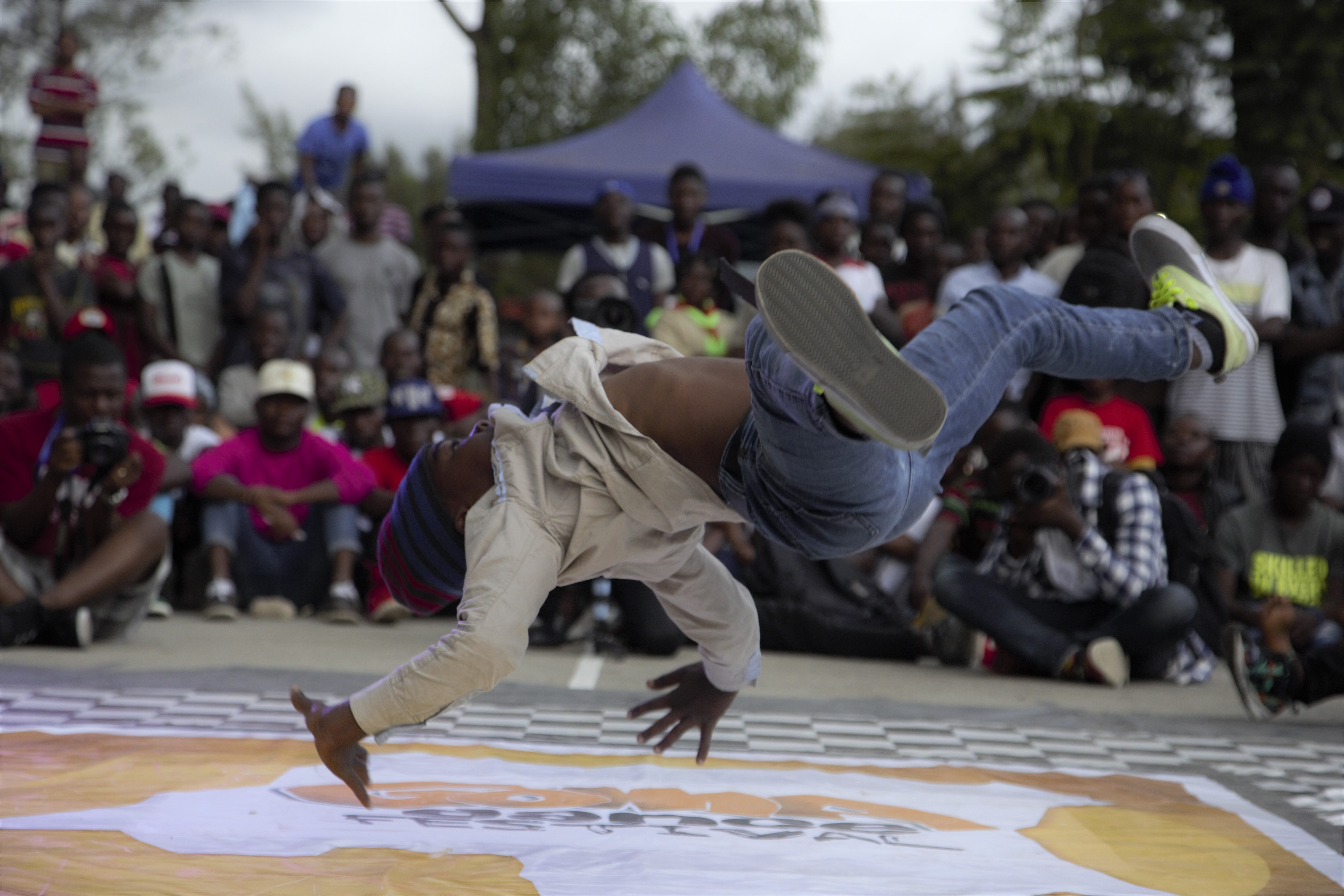 . Un jeune breakdancer qui performe au Goma Dance Festival