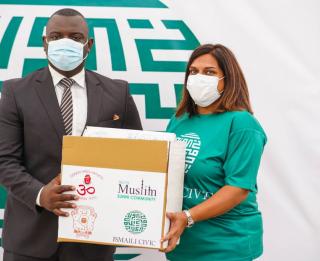 Le Représentant du ministre de la Santé,  Mr John Efambe, à gauche,  recevant le don des mains de Mme Temiza Nathoo, présidente du conseil national des Ismailis de la RDC.