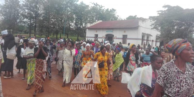 Arrivée à la mairie de Beni, des femmes manifestantes contre les ADF 