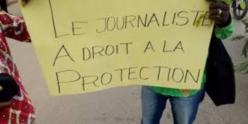 Une fiche pour protester contre les crimes à l'égard des journalistes