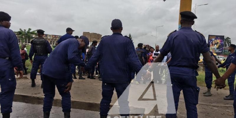 Policiers déployés pour encadrer une manifestation à Kinshasa.