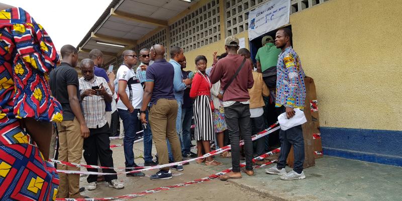 Des électeurs devant un bureau de vote à  Kinshasa / Ph. Christine Tshibuyi 