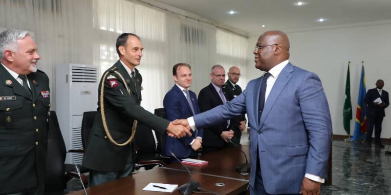 Le président Félix Tshisekedi saluant le général-major Philippe Boucké, adjoint du chef de l’état-major de la Défense de la Belgique au cours d'une rencontre à Kinshasa/Ph Présidence