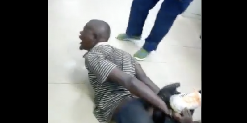 Capture d'écran de la vidéo d'un acte de torture