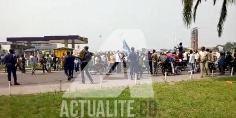 Les manifestants aux alentours du Palais du peuple. Ph. ACTUALITE.CD