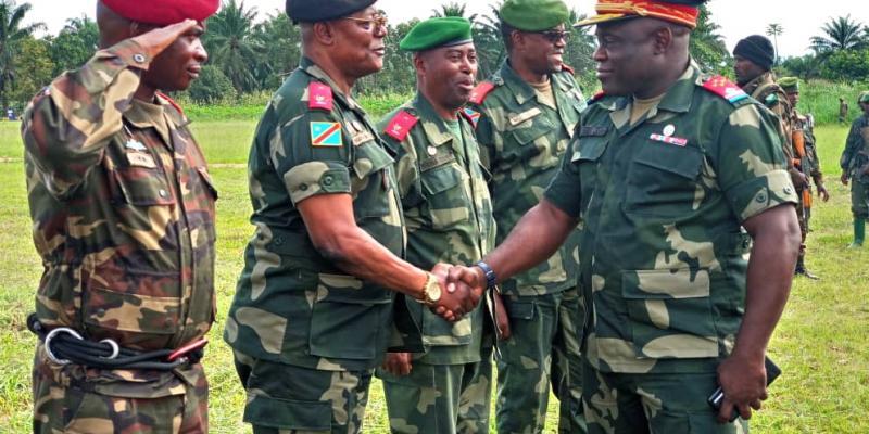 Général John Numbi lors d'une visite des troupes engagées contre ADF à Beni/Ph ACTUALITE.CD