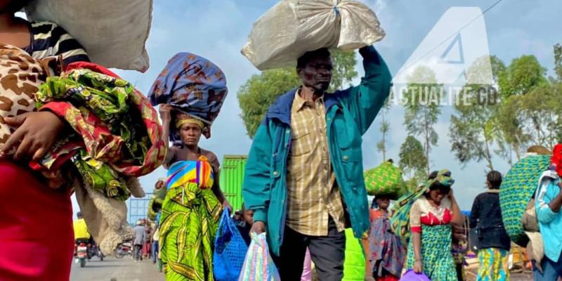 Des déplacés vident le site de Kanyaruchinya pour se diriger vers Goma