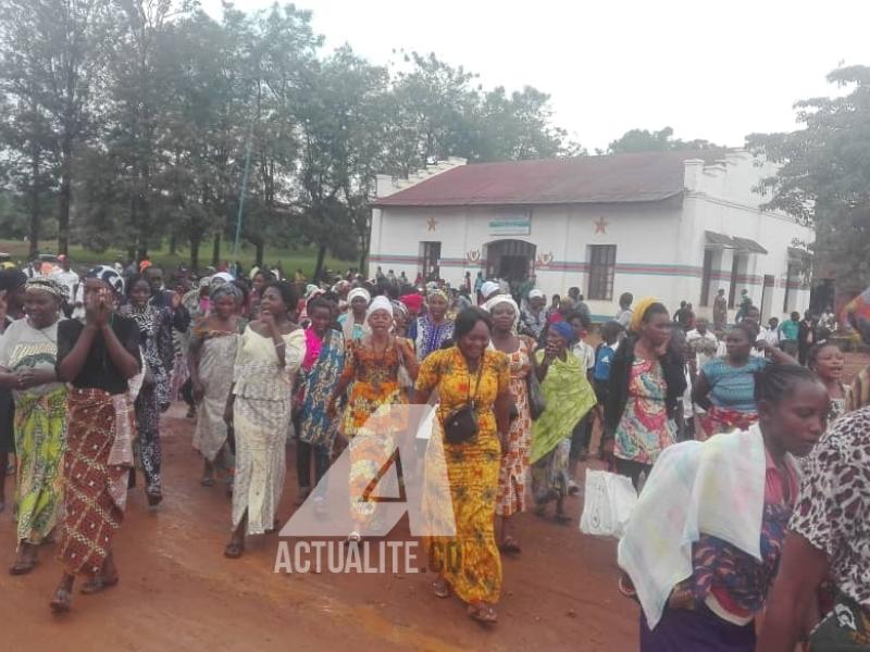 Arrivée à la mairie de Beni, des femmes manifestantes contre les ADF 