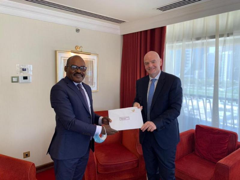 Nicolas Kazadi, ambassadeur itinérant de Félix Tshisekedi et Gianni Infantino, président de la FIFA/Ph. droits tiers