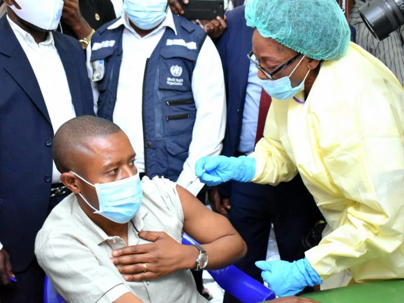 Carly Nzanzu Kasivita, en train de se faire vacciner