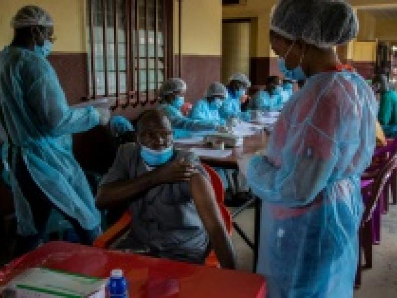 Vaccination contre le virus Ebola à l'hôpital de Nzérékoré, dans le sud-est de la Guinée, le 24 février 2021/AFP