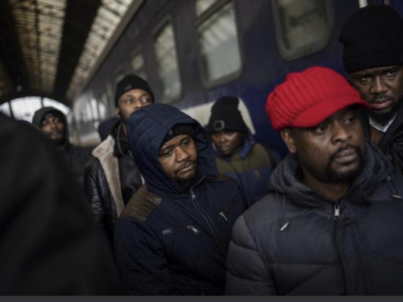 Des ressortissants africains prennent le train à Lviv pour quitter l'Ukraine ce dimanche 27 février 2022. © AP Photo/Bernat Armangue