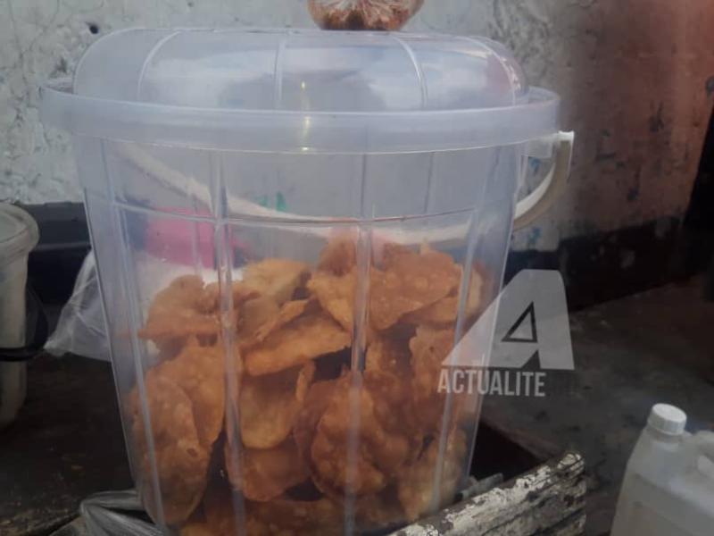 Des chips de manioc en vente 